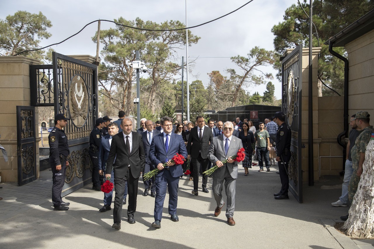 ETSN kollektivi şəhidlərin əziz xatirəsini yad edib - FOTOLAR